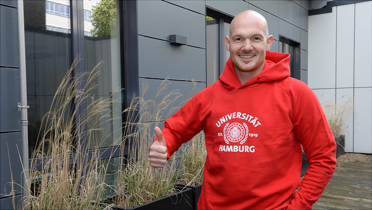 Alexander Gerst mit Hoody der Universität Hamburg