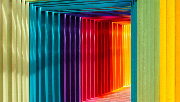 ein bunt gestrichener Gang