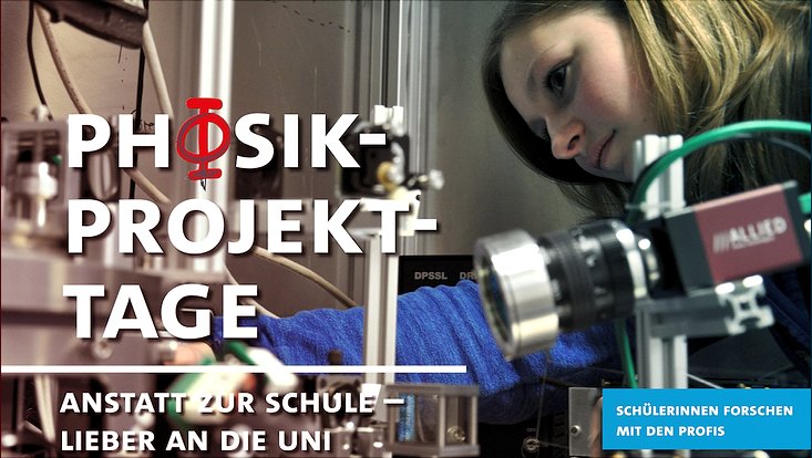 rechts im Bild sieht man das Profil einer jungen Frau, die an einem physikalischen Forschungsaufbau arbeitet.