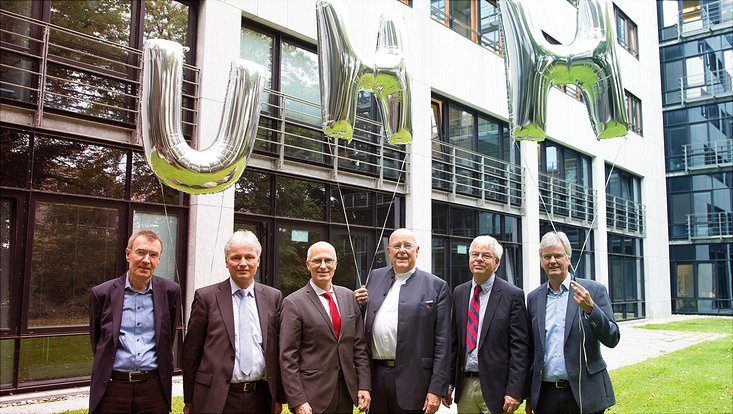 Universitätspräsident Prof. Dr. Dr. h.c. Dieter Lenzen und die vier Exzellenzcluster-Sprecher