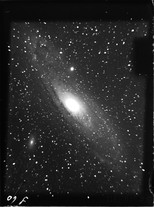 Der Andromedanebel auf einer Aufnahme vom 30.09.1913 vom 1m-Spiegel-teleskop