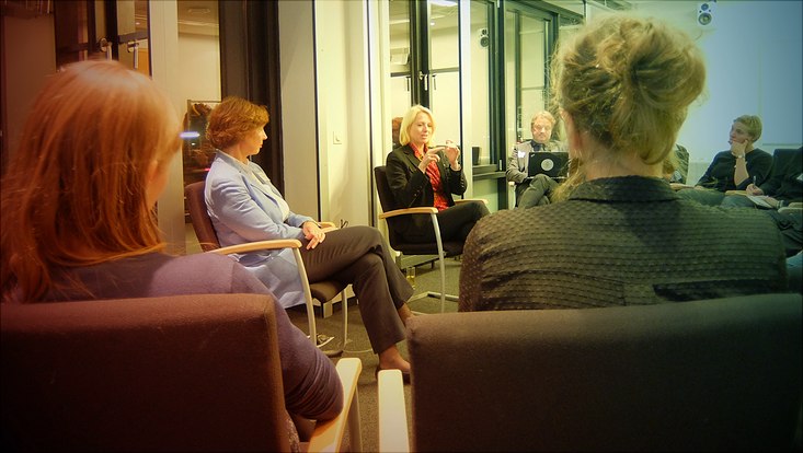 Viezepräsidentin Prof. Dr. Jetta Frost und Gleichstellungsbeauftragte Dr. Angelika Paschke-Kratzin im Gespräch vor einer Runde Personen.