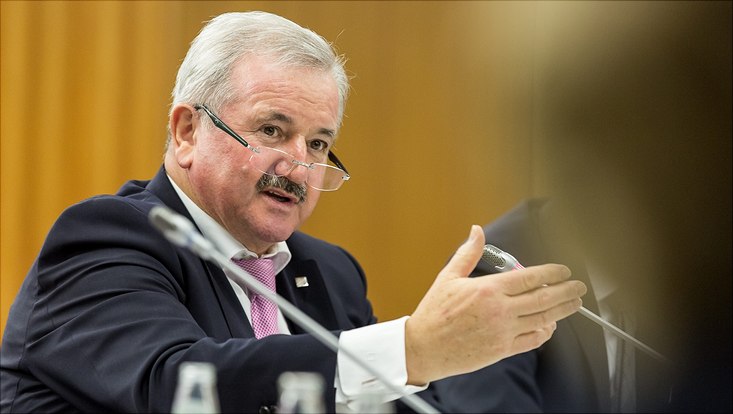 Prof. Dr.-Ing. Reimund Neugebauer spricht in ein Tischmikrofon.