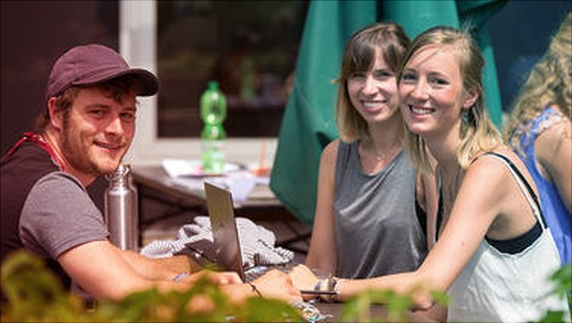 Studierende vor Cafe studierende