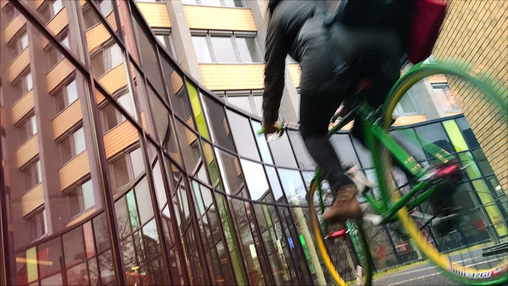 Eine Person fährt auf einem grünen Fahrrad.