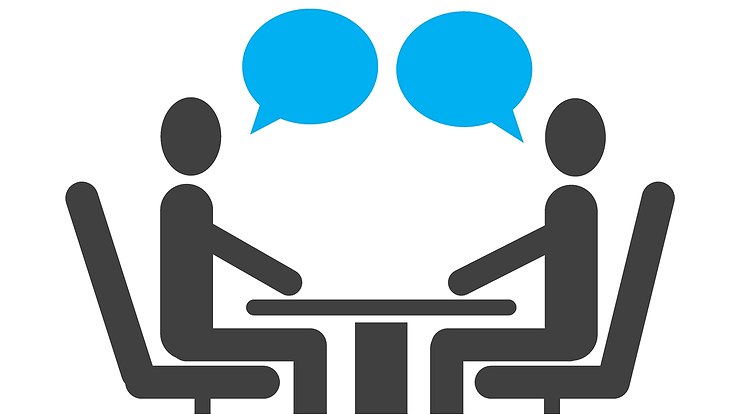 Zeichnung: zwei Menschen, dargestellt durch Strichmännchen, sitzen an einem Tisch, über ihnen jeweils eine Sprechblase