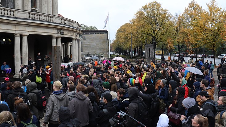 Die Kundgebung vor dem Hauptgebäude