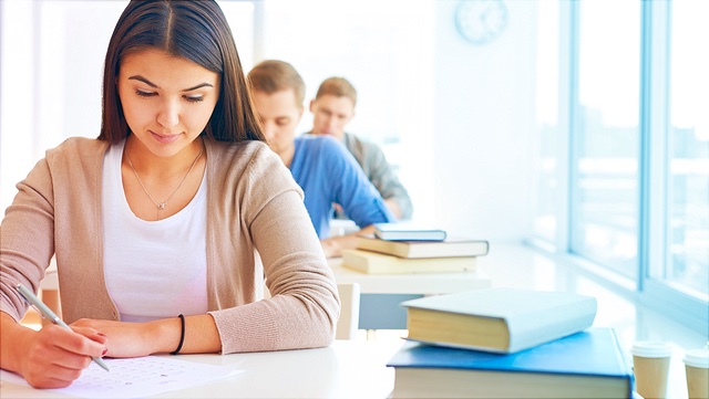 Foto einer jungen Frau in einer Prüfungssituation