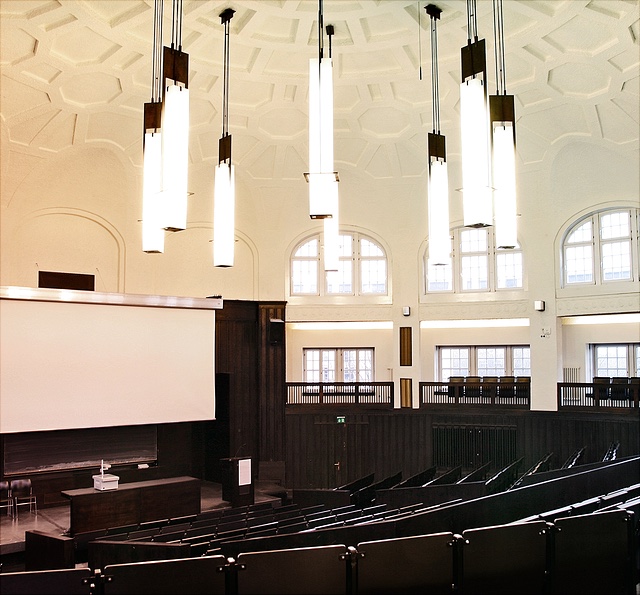 Die Grafik zeigt einen Hörsaal von innen