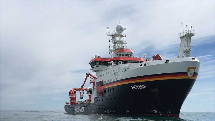 2-nancy-733x414 Ein Highlight war ein Ausflug im Beiboot Zodiac. Während der Expedition wurde an keiner Stelle angelandet, aber einmal durften Wissenschaftlerinnen und Wissenschaftler von außen das Forschungsschiff Sonne bewundern, bei glatter See in der Nähe Island