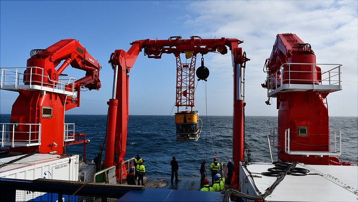 10-rov10©nancy-mercado-rov-deployment-733x414 ROV-Einsätze sind wie ein synchronisierter Tanz zwischen den acht ROV Mitarbeitenden und den Mitgliedern der Mannschafft: Jede Person hat eine spezielle Aufgabe und muss sie zum genauen Zeitpunkt ausführen. Da das Gerät so schwer ist und eine eigene