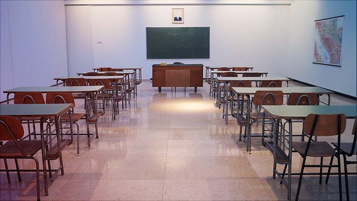 Ein leerer Klassenraum