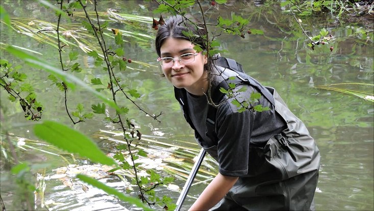 FÖJlerin Nicole beim Krebsesammeln im Fluss