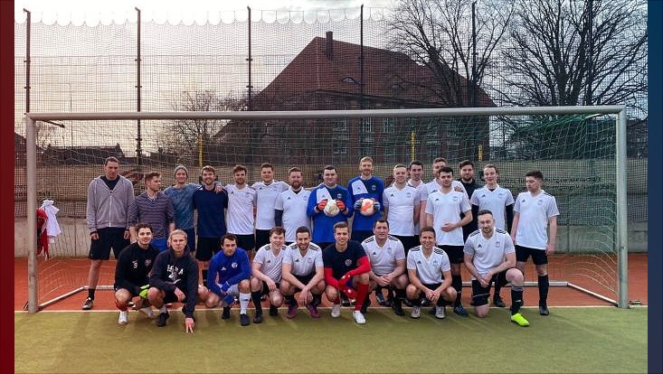 Mannschaftsbild eines Männer-Fußball-Teams.