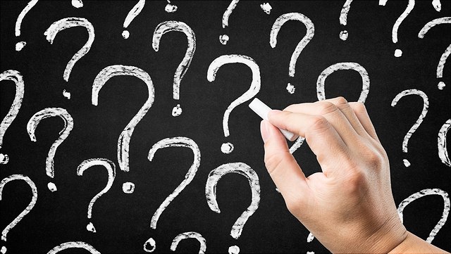 chalkboard-with-question-marks-hand-with-chalk-640x361 Tafel mit Fragezeichen