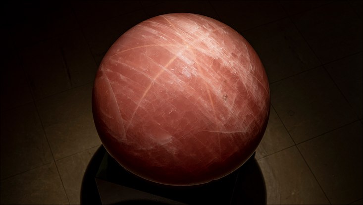 Bei einer bestimmten Beleuchtung schwebt ein klarer Lichtstern über der imposanten, 180 Kilogramm schweren Rosenquarz-Kugel, die im neuen Jahr im Mineralogischen Museum zu sehen sein wird.