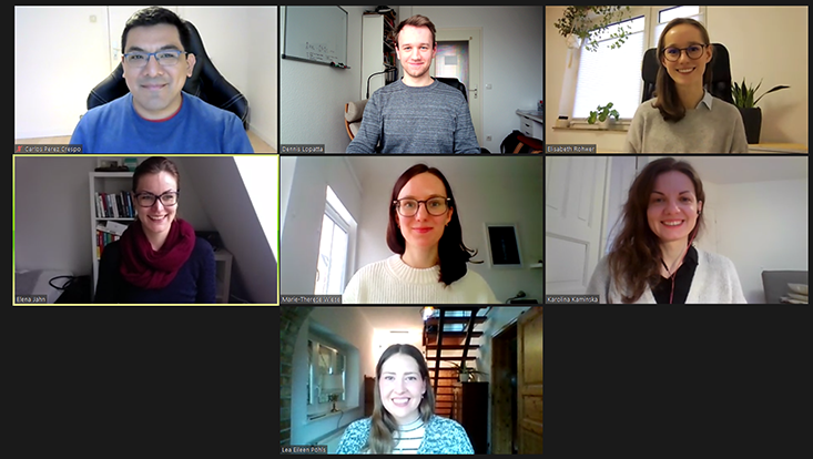 Sieben Personen in einem Videocall