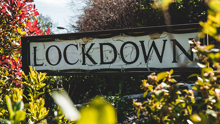Schild mit Schriftzug: Lockdown