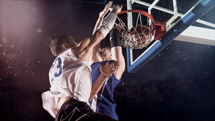 adobestock-192199042-733x414 Basketballspieler wirft Ball in Korb