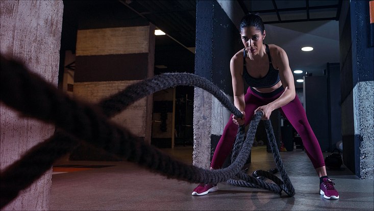 fitness-woman-working-out-with-battle-ropes-gym-733x414 Frau trainiert mit Ropes