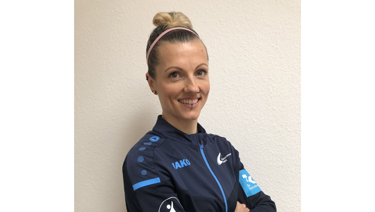 Frau blickt in Kamera