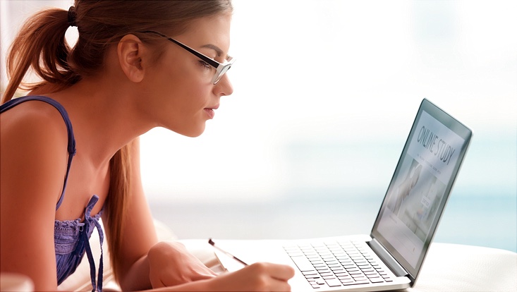 Frau starrt auf Laptop