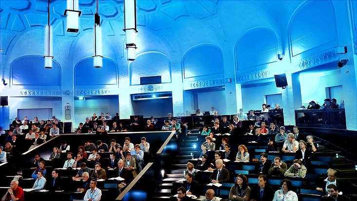 Ein blau beleuchteter Hörsaal in ESA1