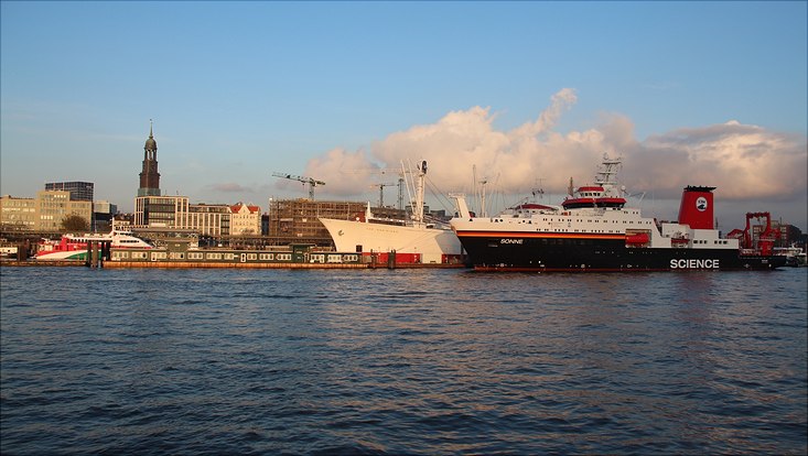 Panoramablick auf die Landungsbrücken in Hamburg.