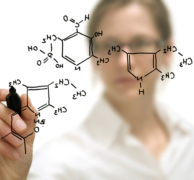 Wissenschaftlerin zeichnet Atom auf Scheibe
