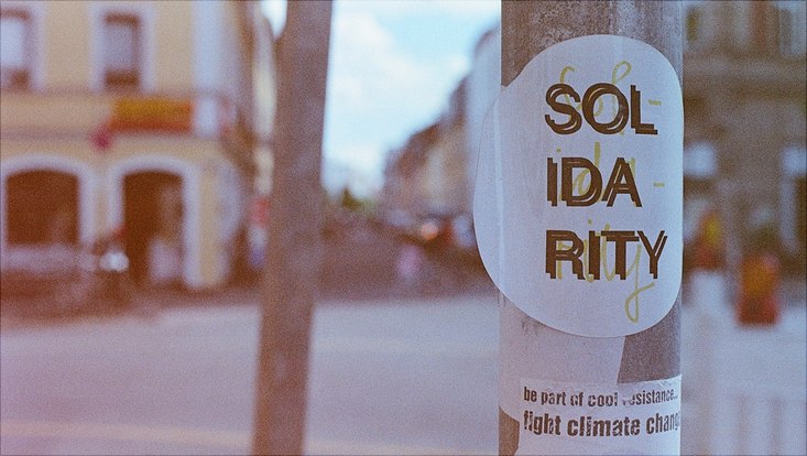 Man sieht einen Pfeiler mit einem Schriftzug auf dem Solidarity steht