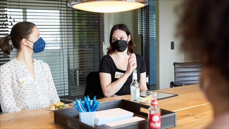 Zwei Teilnehmerinnen im Gespräch