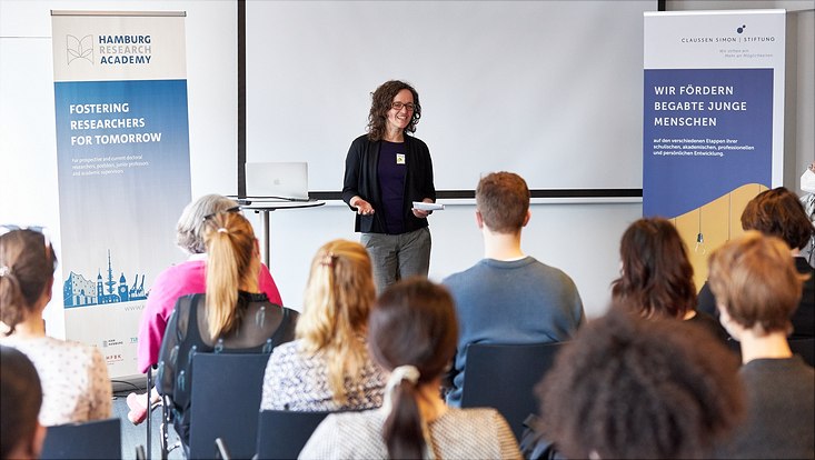 Dr. Kerstin Lange hält vor den Teilnehmenden einen Vortrag