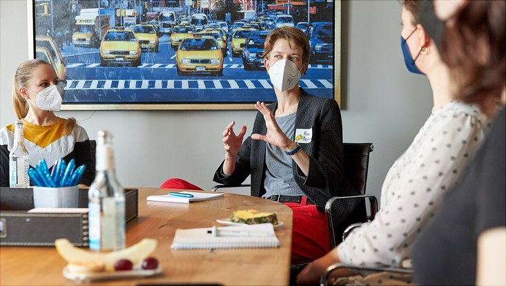 Eine Teilnehmerin erklärt ihrer Workshopgruppe etwas