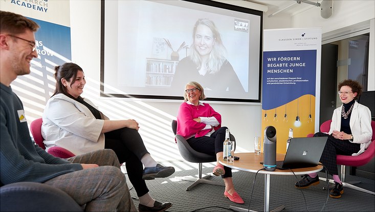 Fishbowl Diskussion mit Prof. Dr. Regina Back, Dr. Friederike Hendriks, Prof. Dr. Stefanie Molthagen-Schnöring sowie Dr. Jule Thiemann per Liveschaltung