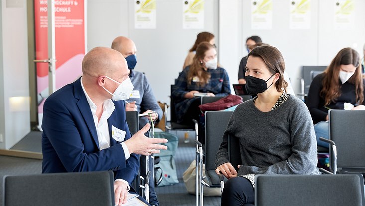 Teilnehmende unterhalten sich miteinander