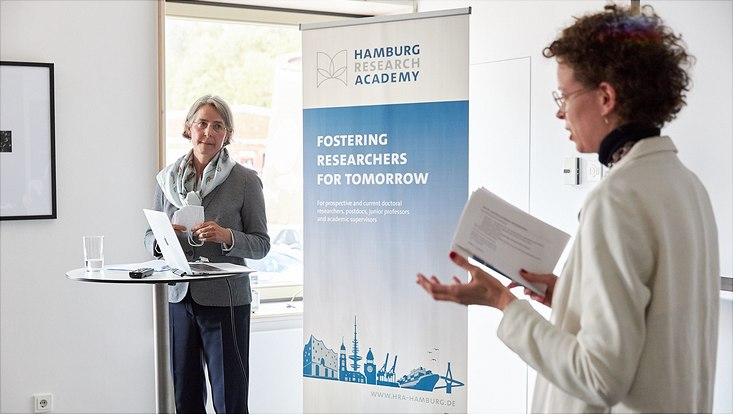 Prof. Dr. Julika Griem im Gespräch mit Moderatorin Prof. Dr. Stefanie Molthagen-Schnöring auf der Bühne