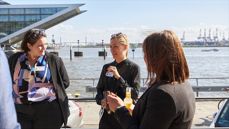 Julia Kölle und Julia Panzer unterhalten sich auf der Terrasse