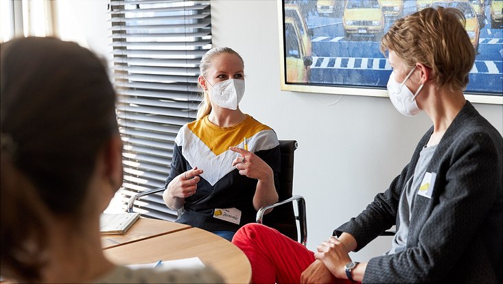 Zwei Teilnehmerin sind während des Workshops im Gespräch