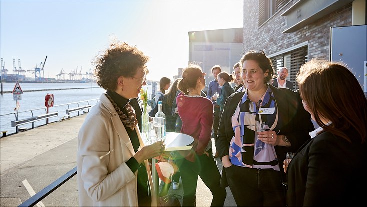 Prof. Dr. Stefanie Molthagen-Schnöring im Gespräch mit Julia Panzer und Yvonne Kaden