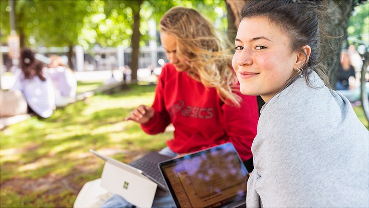 2 Frauen draußen mit Laptops
