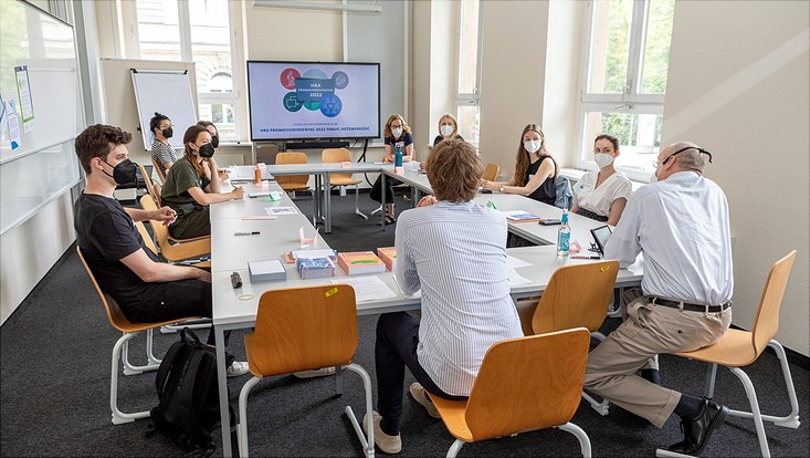 Promovierendentag 2022 Teilnehmende des Promovierendentages sitzen an Tischen in einem Kreis