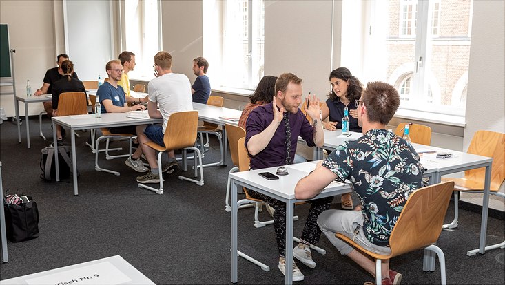 Promovierendentag 2022 Teilnehmende des Promovierendentages unterhalten sich miteinander