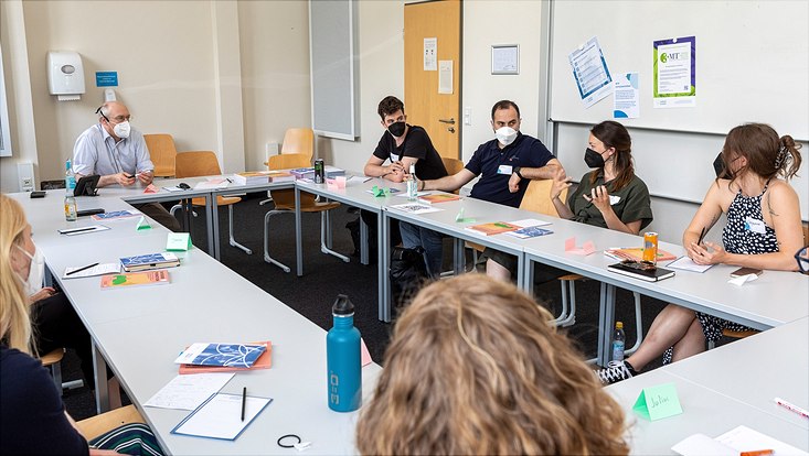 Promovierendentag 2022 Teilnehmende des Promovierendentages unterhalten sich miteinander