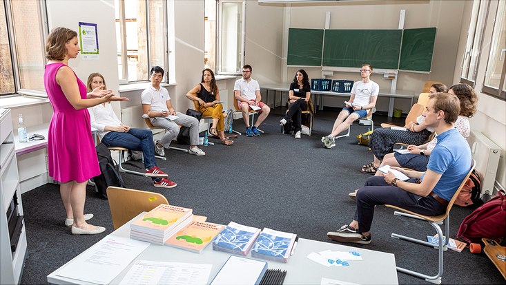 Promovierendentag 2022 Teilnehmende des Promovierendentages sitzen im Kreis und hören der Vortragenden zu