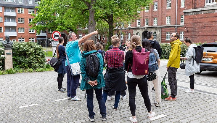 HRA Stadtrundgang The tour guide shows the participants the district of St.Georg