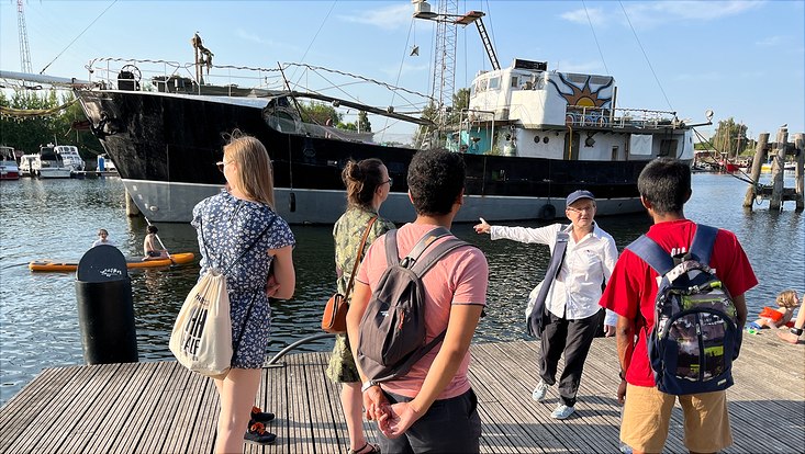 HRA Stadtrundgang in Harburg HRA Stadtrundgang: Die Gruppe hört dem Guide zu