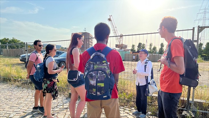 HRA Stadtrundgang in Harburg HRA Stadtrundgang: Die Gruppe hört dem Guide zu