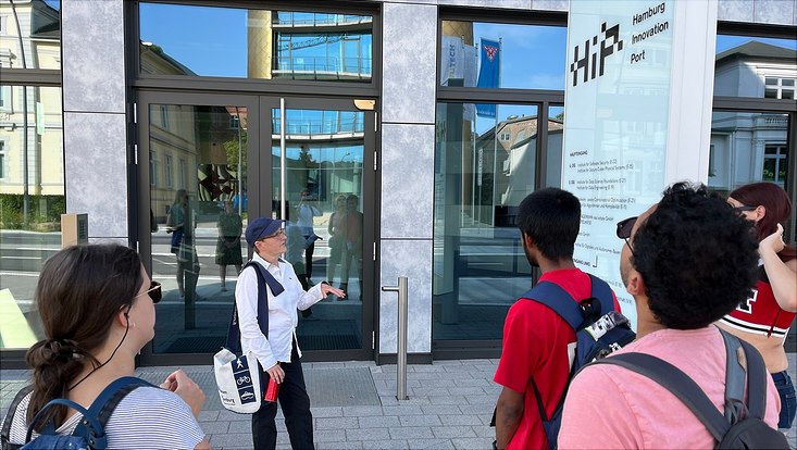 HRA City Walk: Harburg HRA City Walk: the group is listening to the guide