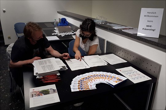 Der Empfangstisch am Präsenztag des MHEs 2022.