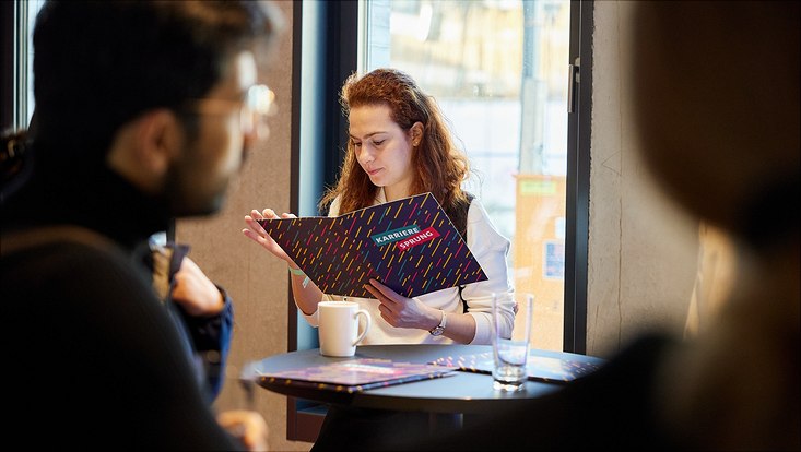 HRA Karrieresprung Frau liest Karrieretagmappe